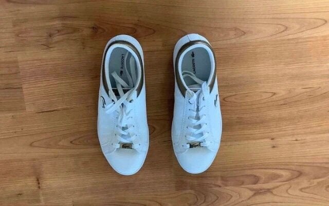 Lacoste sneakers. Wit/goud, Kleding | Dames, Schoenen, Wit, Ophalen of Verzenden, Sneakers of Gympen, Zo goed als nieuw