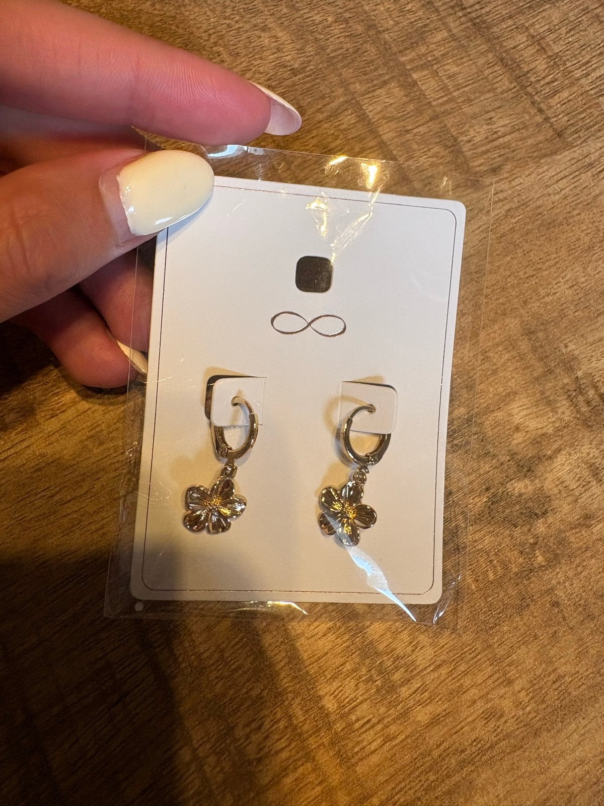 Gouden oorringen met bloemhangers, Sieraden, Tassen en Uiterlijk, Oorbellen, Overige materialen, Hangers, Nieuw, Ophalen of Verzenden