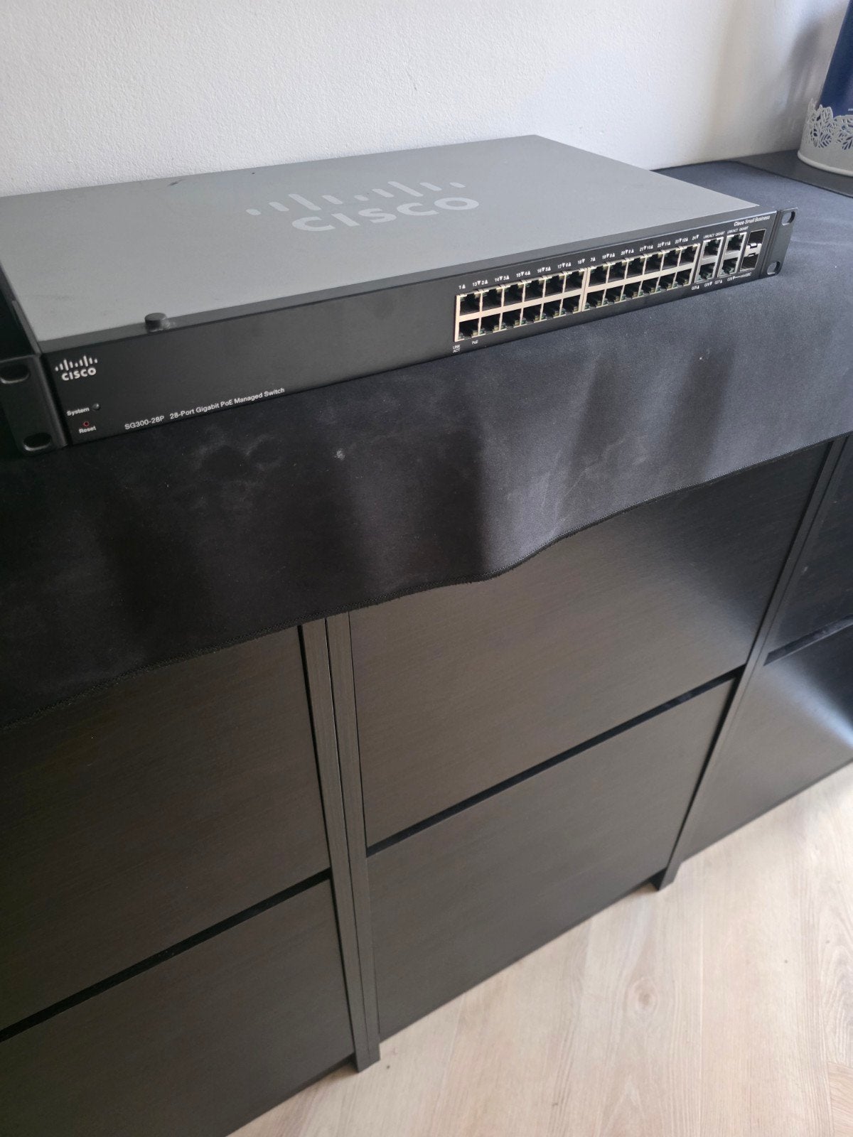 Cisco SG300-28P Gigabit PoE Managed Switch + powerkabel, Computers en Software, Netwerk switches, Zo goed als nieuw, Ophalen of Verzenden