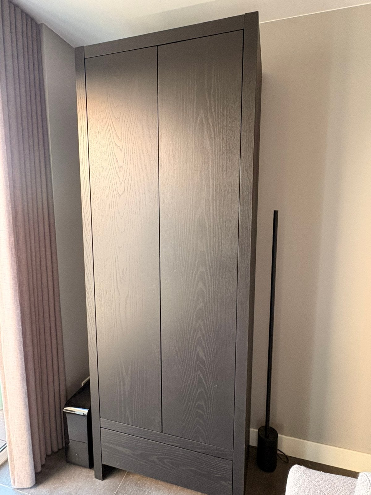 Zwarte kast, Ophalen, Met deur(en), 200 cm of meer, Zo goed als nieuw