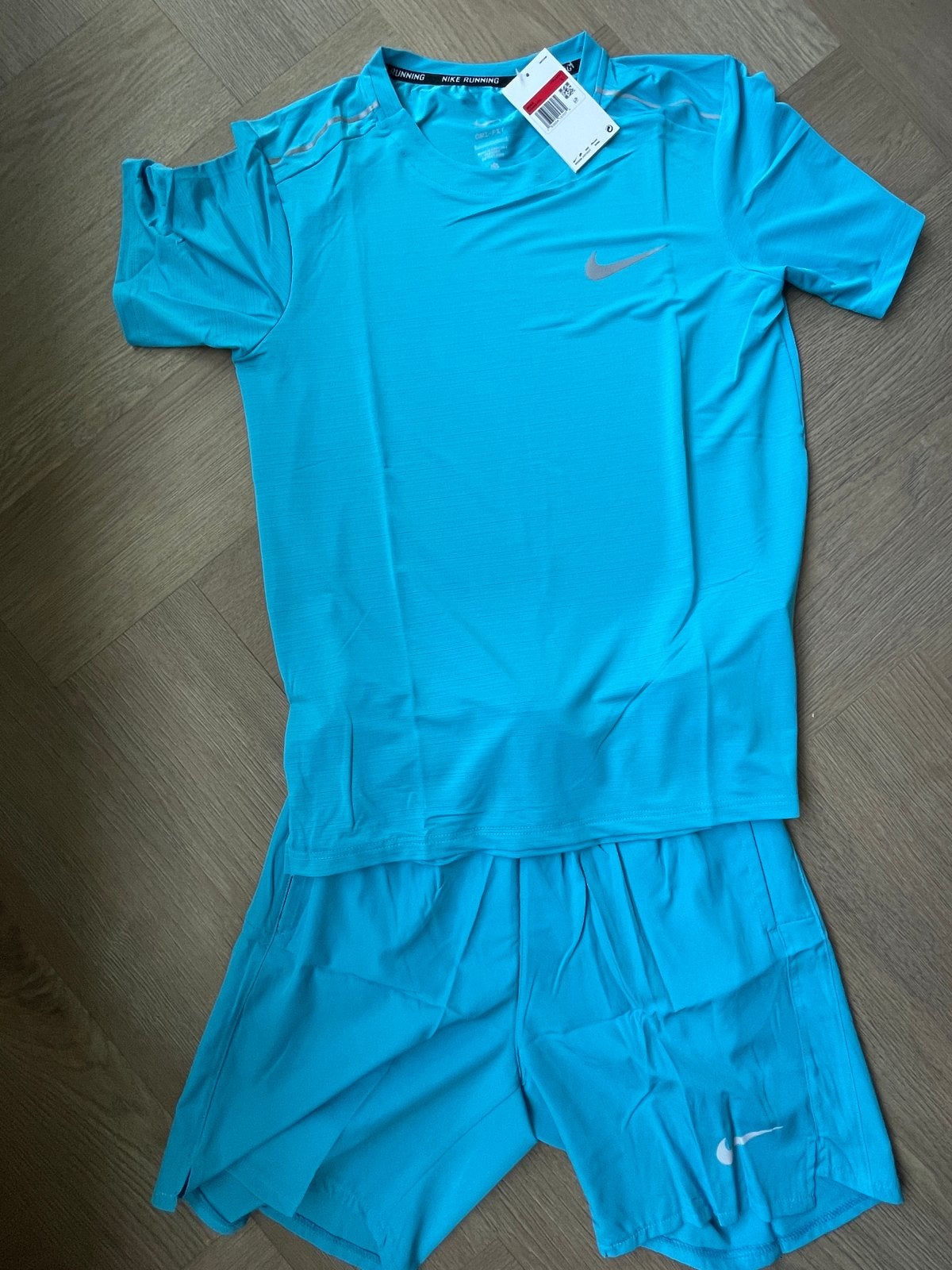 Nike hardloopset: T-shirt en korte broek (nieuw), Nike, Nieuw, Ophalen of Verzenden, Kleding