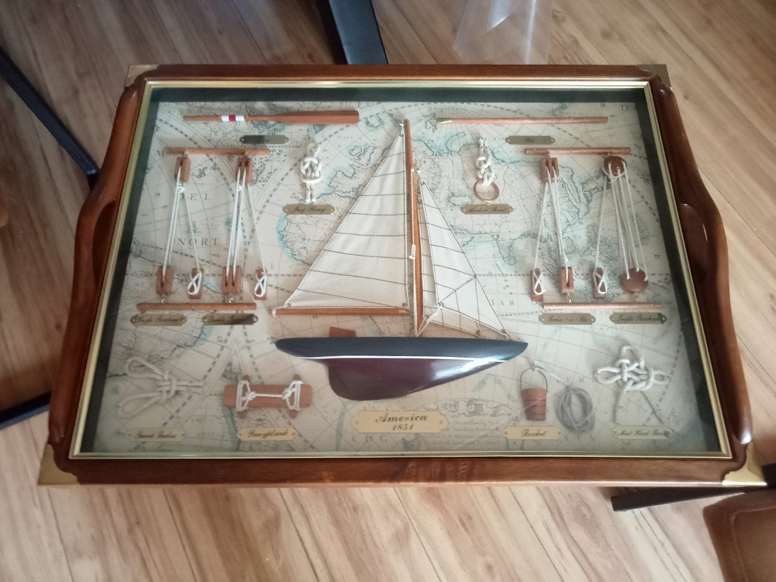 Decoratieve dienbladtafel met zeilboot en nautische details, Ophalen of Verzenden, Gebruikt