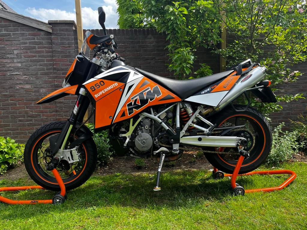KTM 950 Supermoto met custom uitlaat en verlaagde windvanger, 2 cilinders, Sportuitlaat, Motorrijbewijs A, Particulier