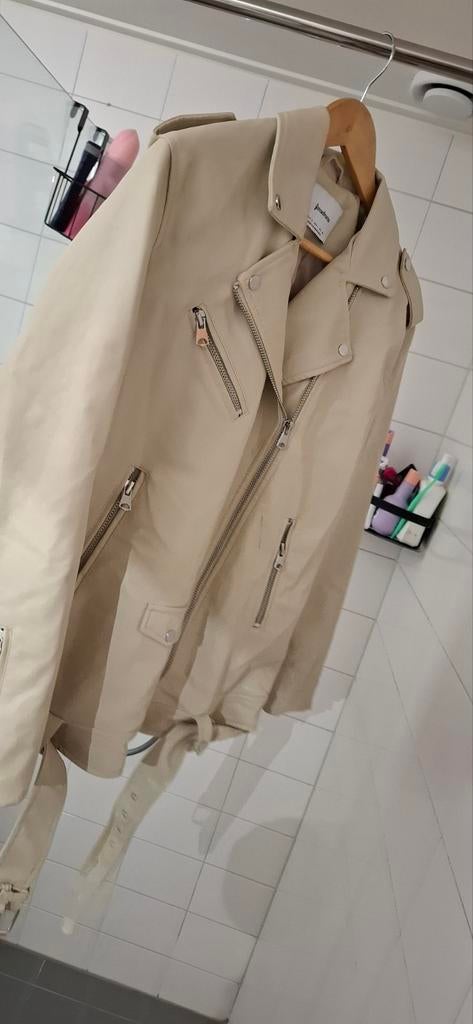 Stradivarius beige, creme skai leer biker jasje maat L, Kleding | Dames, Jassen | Zomer, Ophalen of Verzenden, Zo goed als nieuw