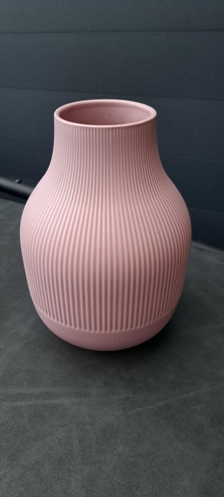 Mooie roze stenen vaas met een geribbeld patroon., Ophalen of Verzenden, Overige kleuren, Steen, Minder dan 50 cm