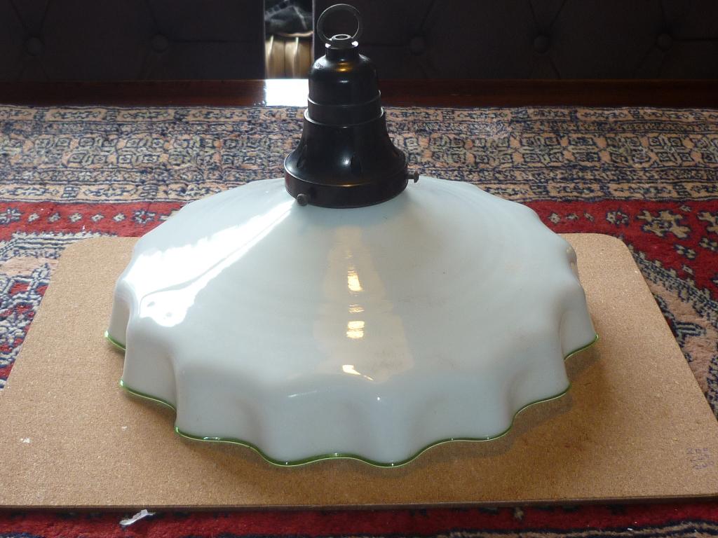 Vintage Franse opaline glazen lampenkap met golvende rand, Ophalen of Verzenden, Zo goed als nieuw, Glas, Minder dan 50 cm