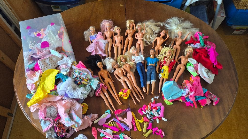 barbiepoppen, kleertjes, accessoire en poppenwagen, Ophalen, Gebruikt, Babypop