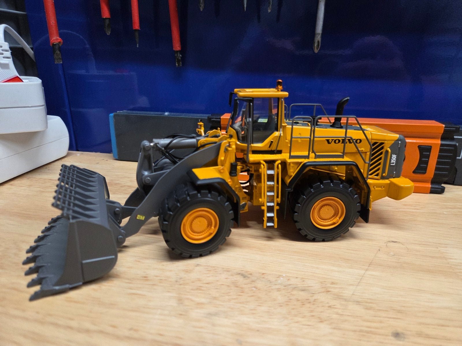 Volvo L350F Wiellader 1:50 Motorart - Nieuw in doos, Ophalen of Verzenden, Nieuw, Overige typen, Conrad