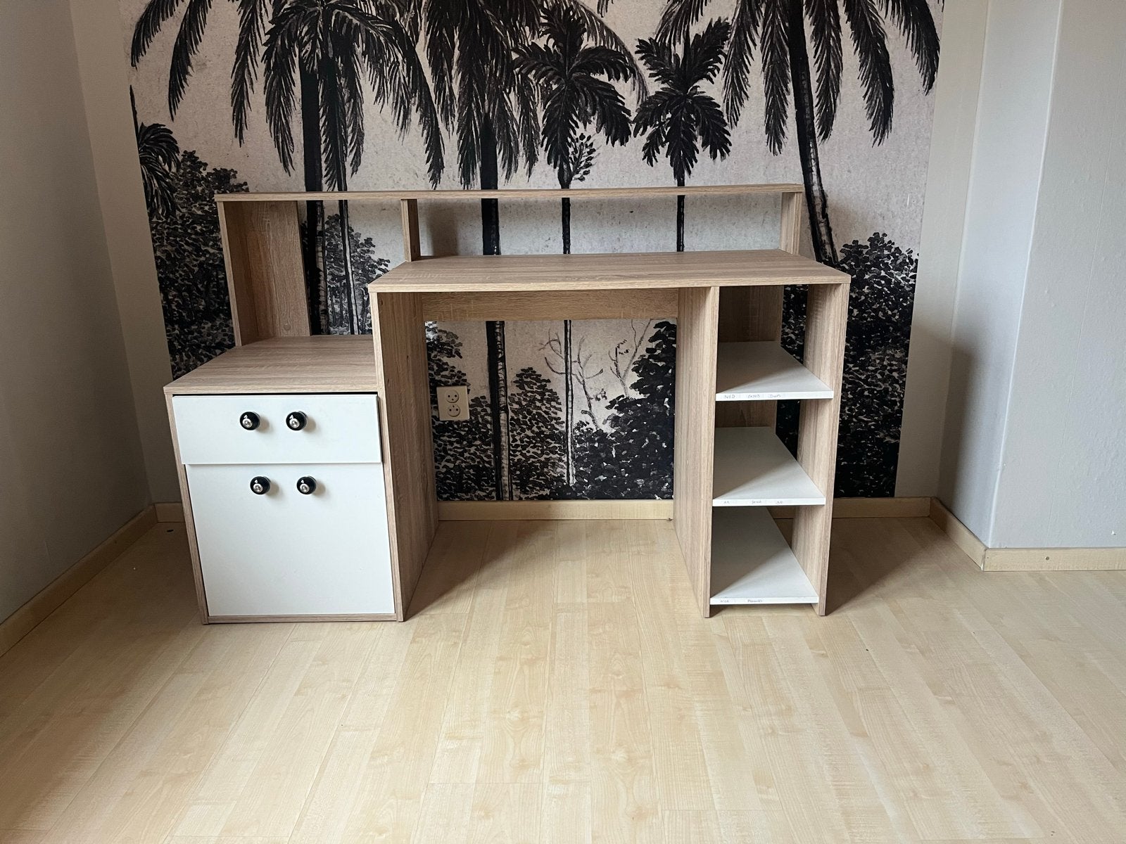 Mooi bureau voor tienerkamer - gratis afhalen, Ophalen, Opbergruimte, Gebruikt, Kinderbureau