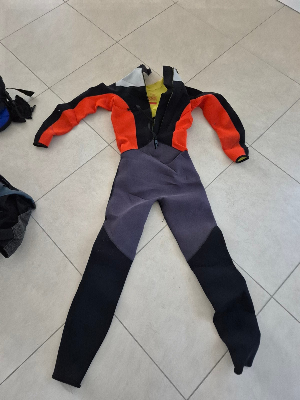 Wetsuit maat S - Oranje/Zwart/Grijs - UV bescherming, Watersport en Boten, Wetsuit, Gebruikt, Onbekend, Ophalen of Verzenden