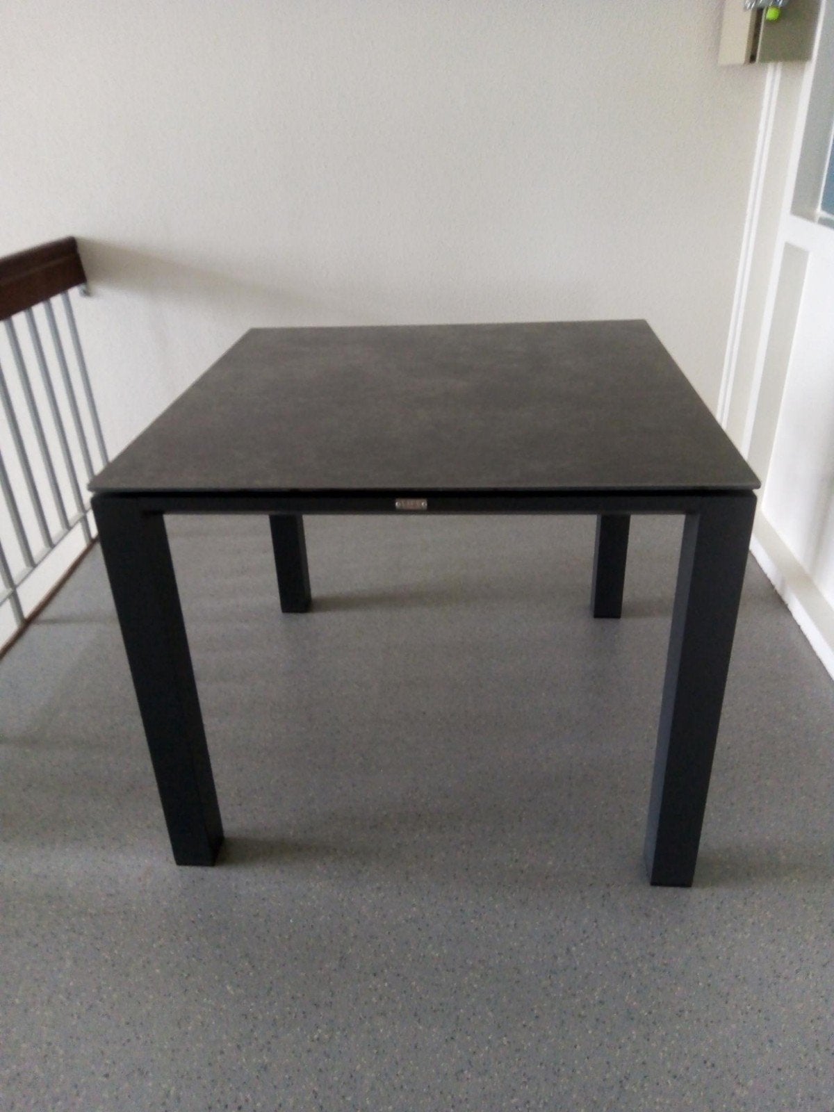 Tuintafel 90x90 z.g.a.n. - betonlook, Tuin en Terras, Ophalen, Zo goed als nieuw, Vierkant, Overige materialen