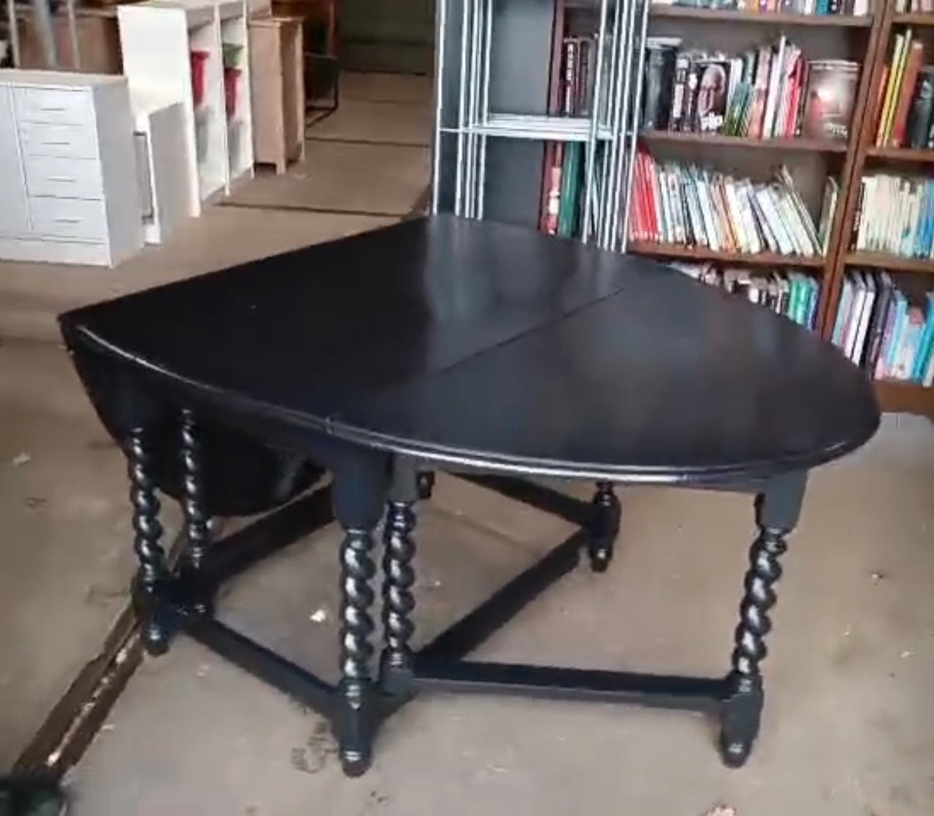 Zwart houten ovale tafel, Huis en Inrichting, Tafels | Eettafels, Ophalen of Verzenden, Zo goed als nieuw, Ovaal, 100 tot 150 cm