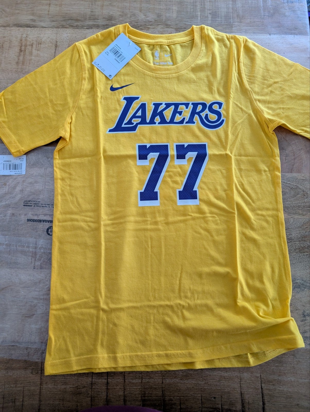 Nieuw NBA Lakers Doncic #77 T-shirt - Geel, Kinderen en Baby's, Kinderkleding | Overige, Ophalen of Verzenden, Nieuw, Nike, Jongen of Meisje