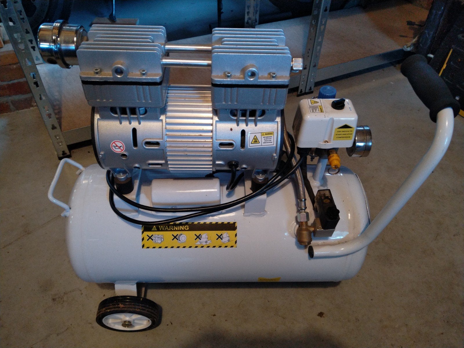 HBM 30l Low noise compressor met defect., Doe-het-zelf en Verbouw, Minder dan 25 liter, Ophalen, Minder dan 200 liter/min