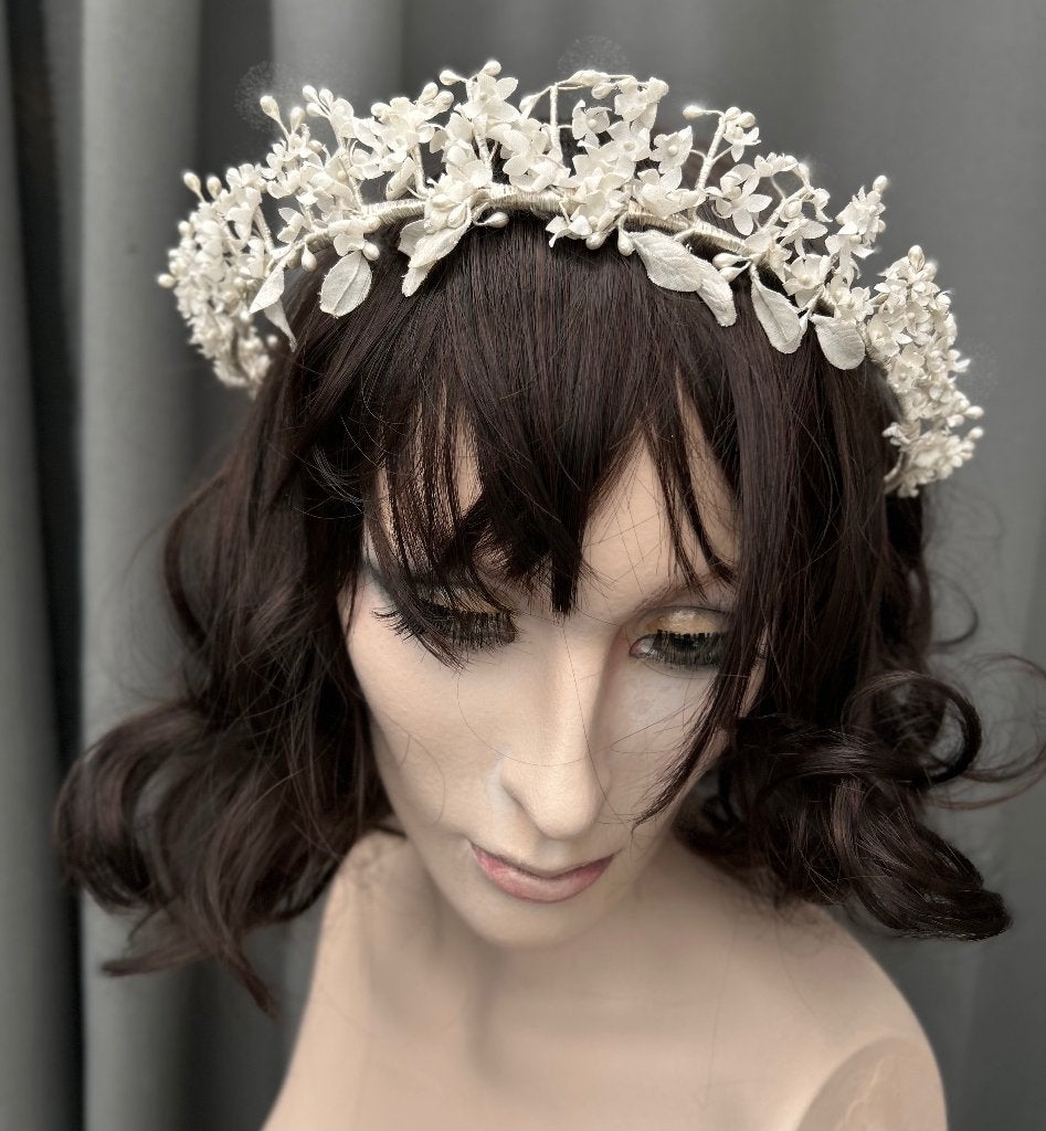 Antieke Tiara, wit, vol met bloemen knopjes, zeer oud,, Ophalen of Verzenden