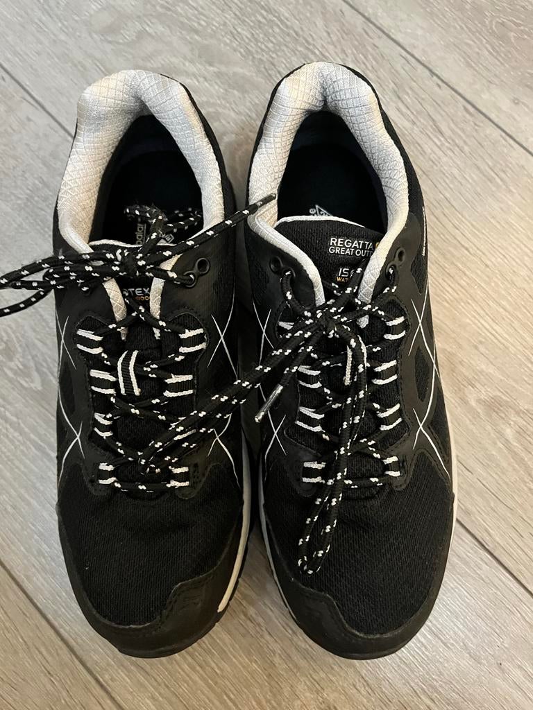Regatta Great Outdoors ISOTEX waterdichte sneakers maat 40, Ophalen of Verzenden, Zo goed als nieuw, Zwart, Sneakers of Gympen