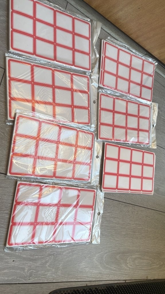 Grote partij stickers / etiketten met rode rand – 1764 stuks, Ophalen of Verzenden, Nieuw, Meerdere stickers