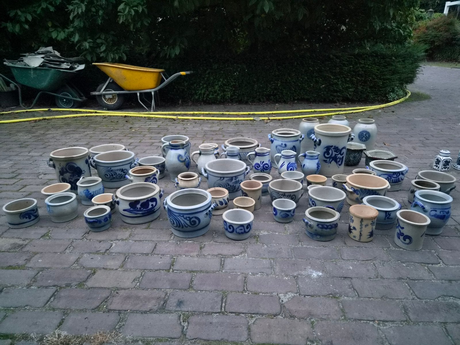 Grote partij Delft blauw en blauw wit steengoed potten, Ophalen