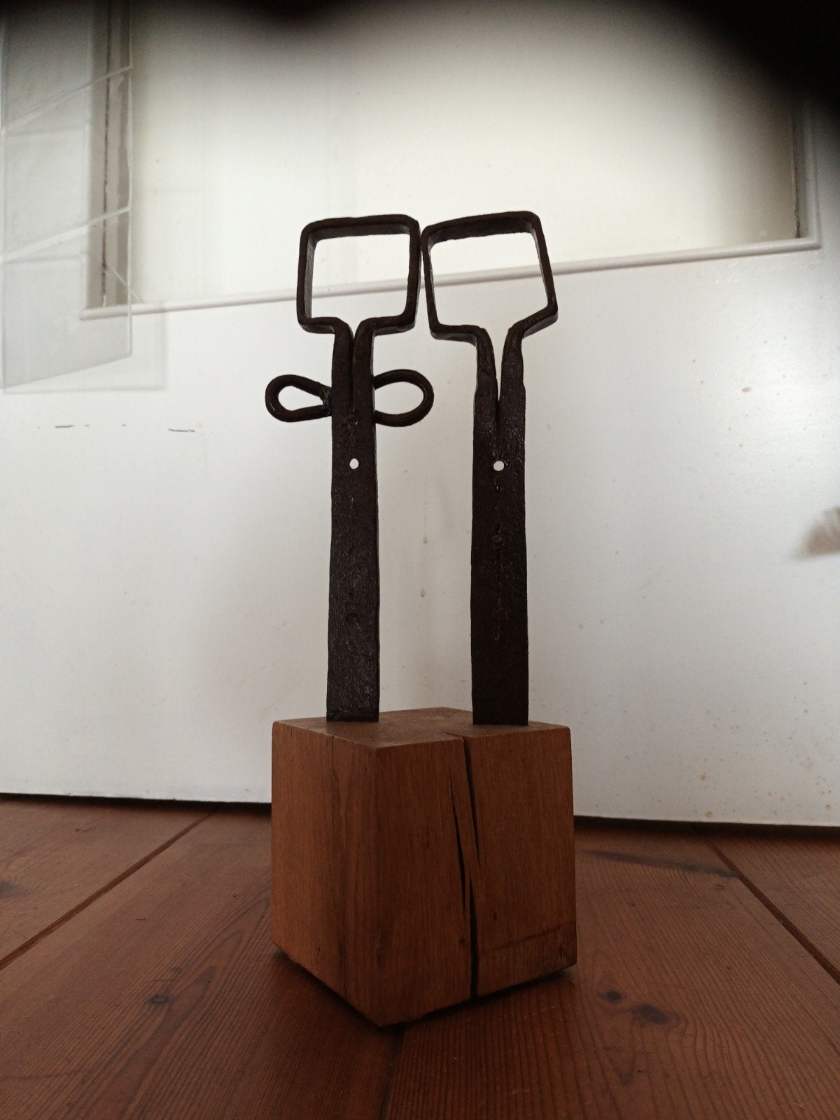 Beeld 'man - vrouw', metaal op houten sokkel, Groep mensen, Ophalen of Verzenden, 20 - 50 cm, Beeld