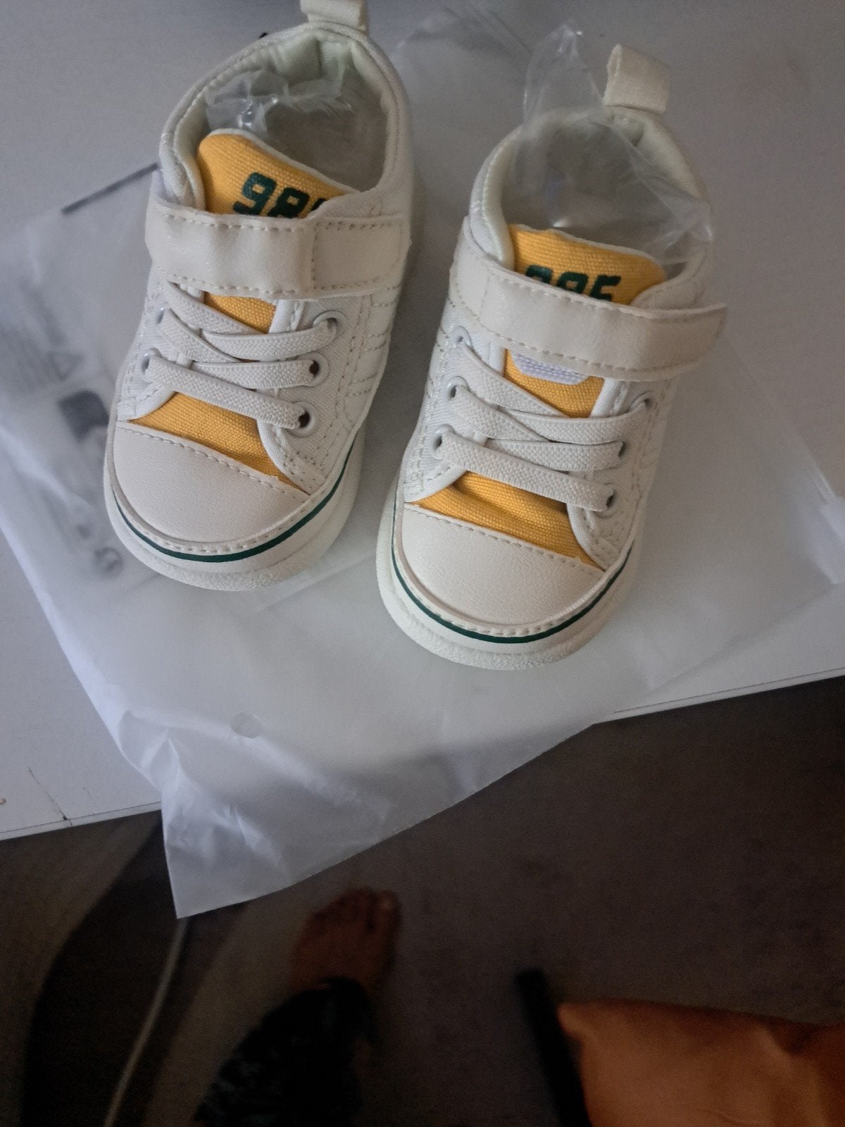 Leuke babyschoentjes - wit met geel, Kinderen en Baby's, Babykleding | Schoentjes en Sokjes, Schoentjes, Jongetje of Meisje, Nieuw