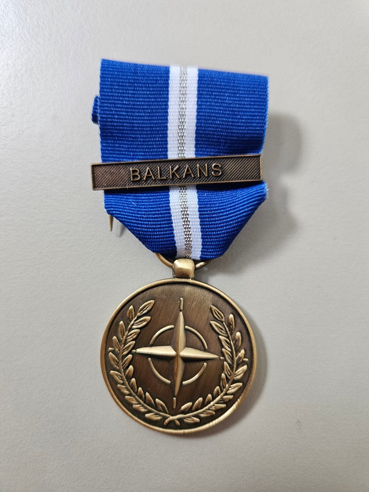 NATO navo medaille onderscheiding gesp Balkans Joegoslavië, Ophalen of Verzenden, Landmacht, Nederland, Lintje, Medaille of Wings