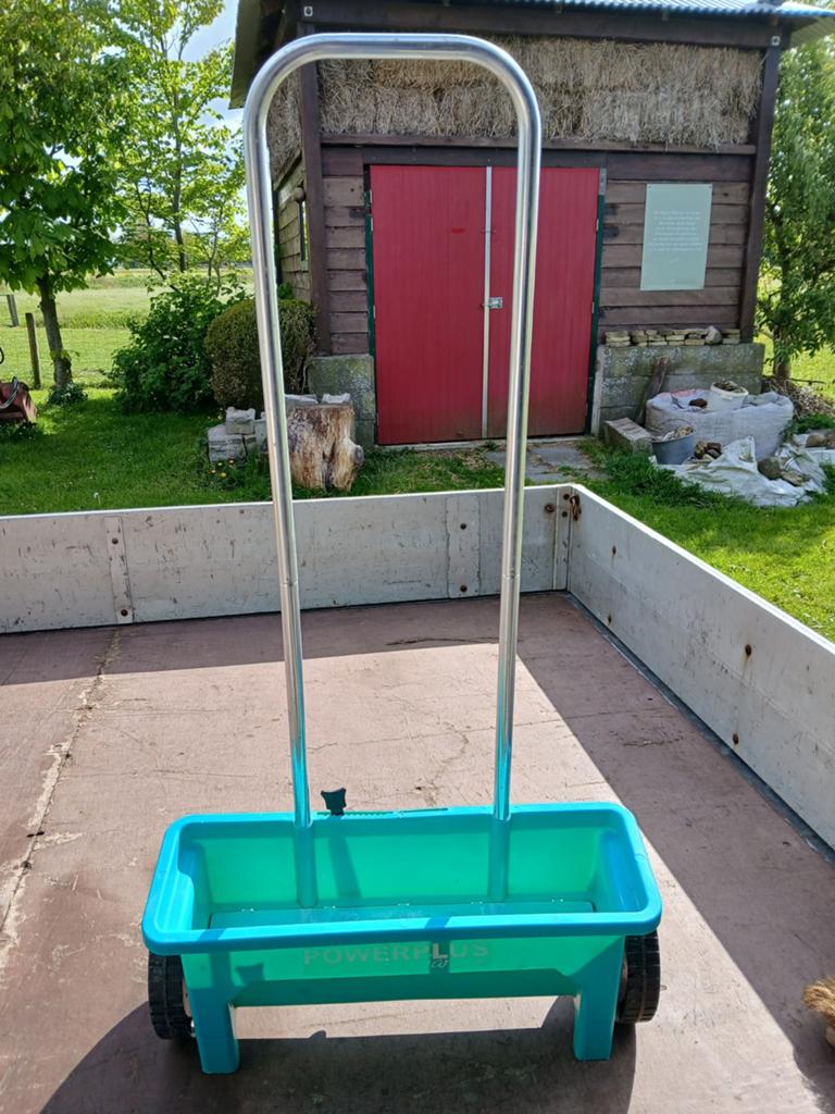 Strooiwagen PowerPlus 63885 - 12L voor Zaden, Zout & Mest, Ophalen of Verzenden, Gebruikt, Powerplus