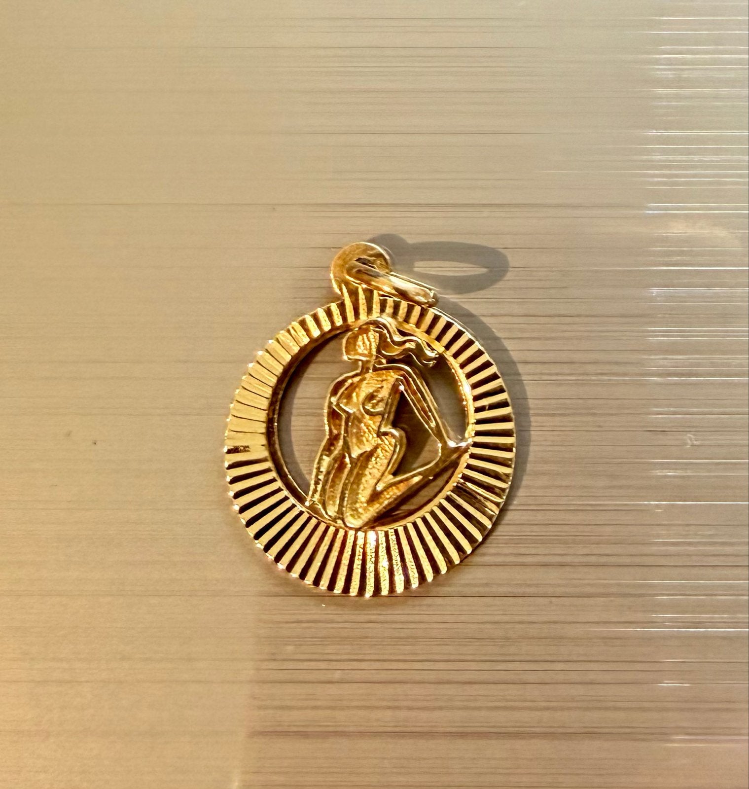 14 Karaat Gouden Maagd Sterrenbeeld Hanger Z.G.A.N., Overige voorstellingen, Ophalen of Verzenden, Zo goed als nieuw, Goud