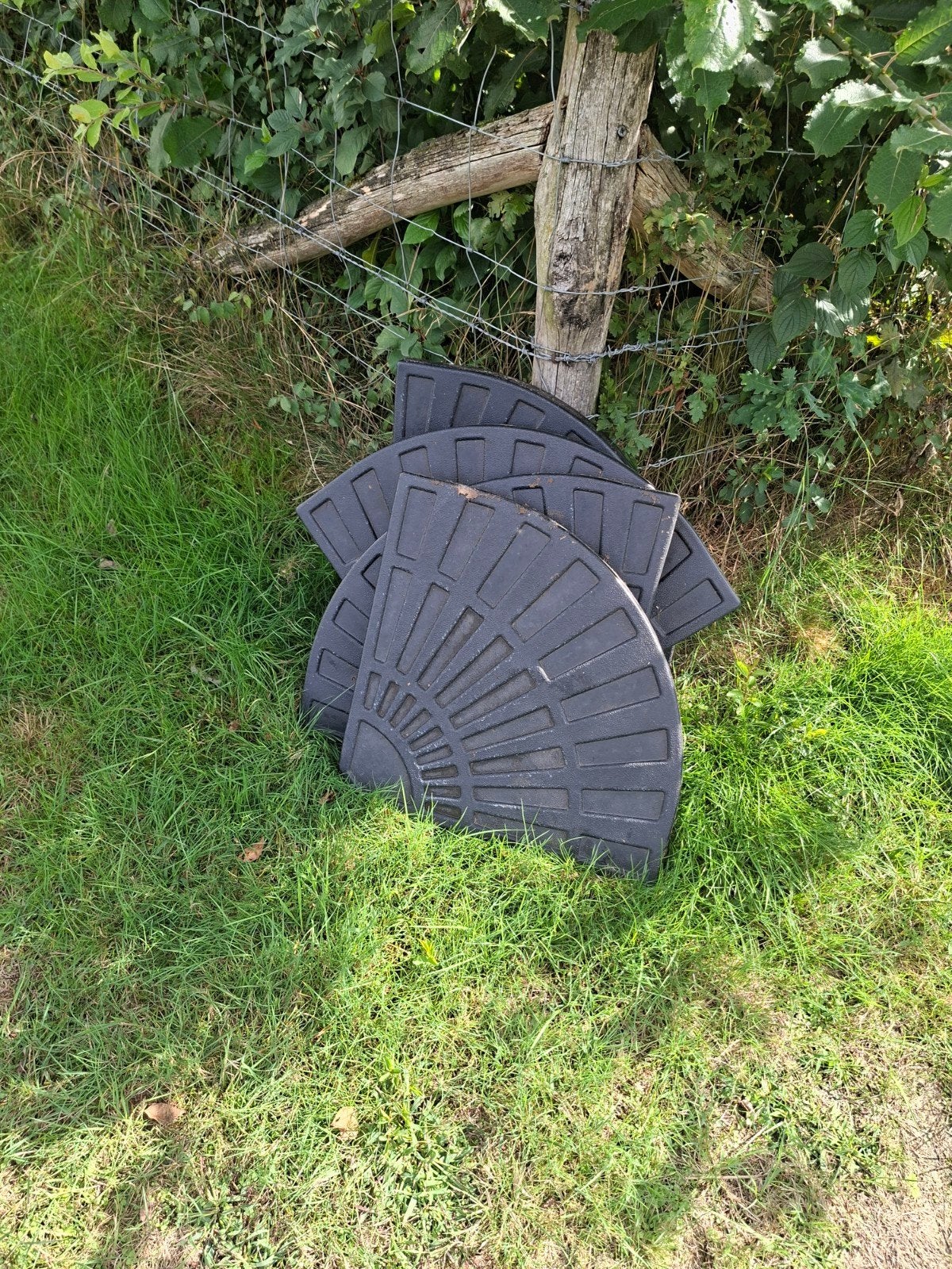GRATIS.parasoltegels 4 x een kwart beton met rubber., Ophalen of Verzenden, Minder dan 1 meter, Parasolvoet