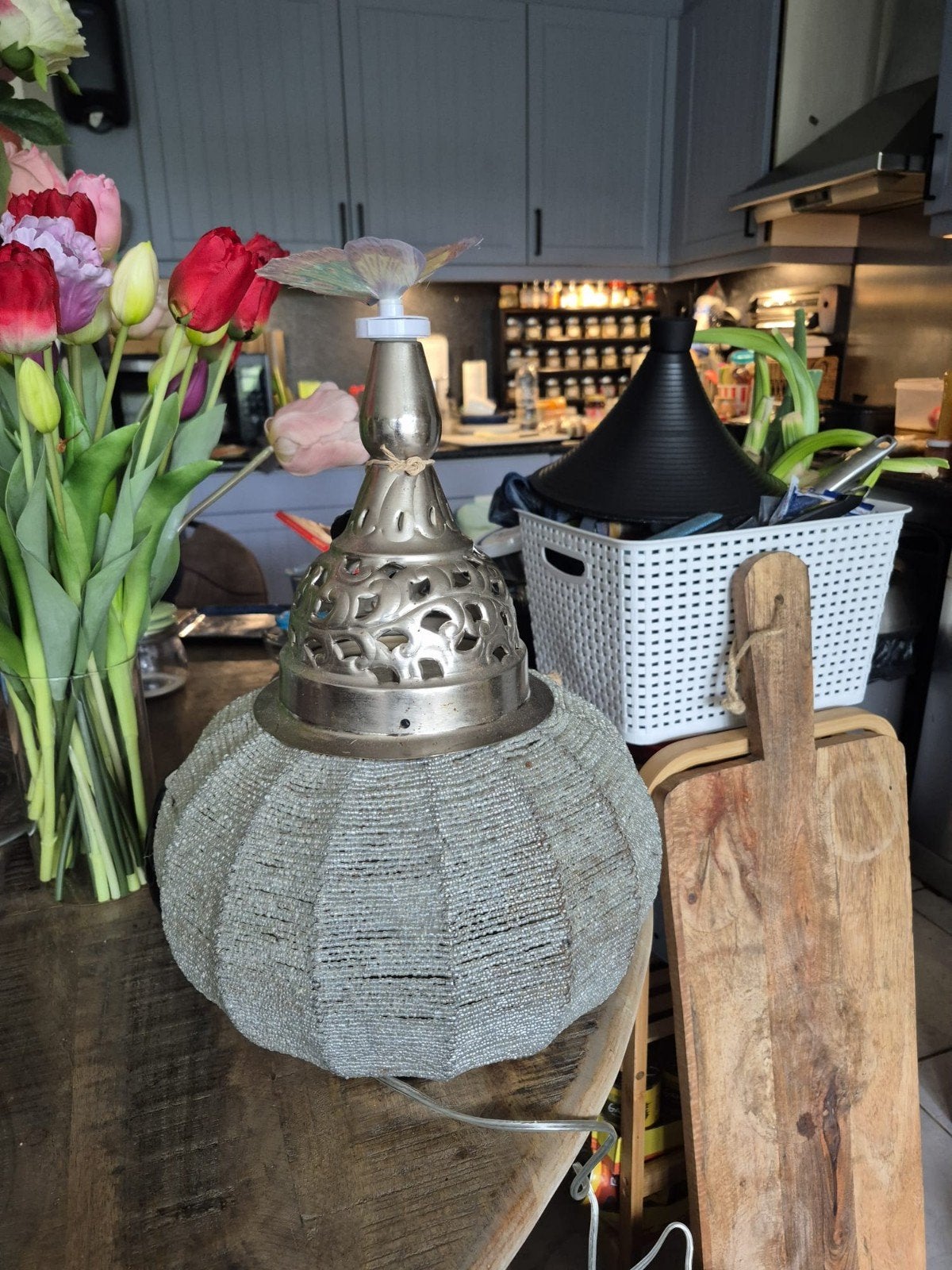 Unieke staande lamp met kralenkap en vlinderdetail, Ophalen, Gebruikt, E27 (groot), Textiel