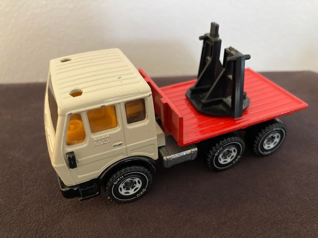 Siku 2232 Mercedes Benz Sattelzug Truck vintage '80, Hobby en Vrije tijd, Modelauto's | 1:50, Ophalen, Gebruikt, Bus of Vrachtwagen