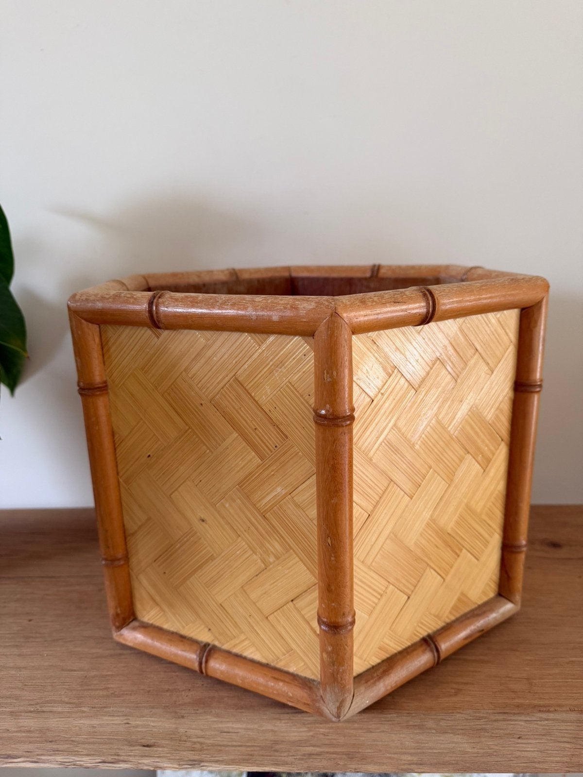 Vintage bamboo plantenpot zeshoekig 34x26 cm boho bamboo, Tuin en Terras, Gebruikt, Minder dan 60 cm, Ophalen of Verzenden, Binnen