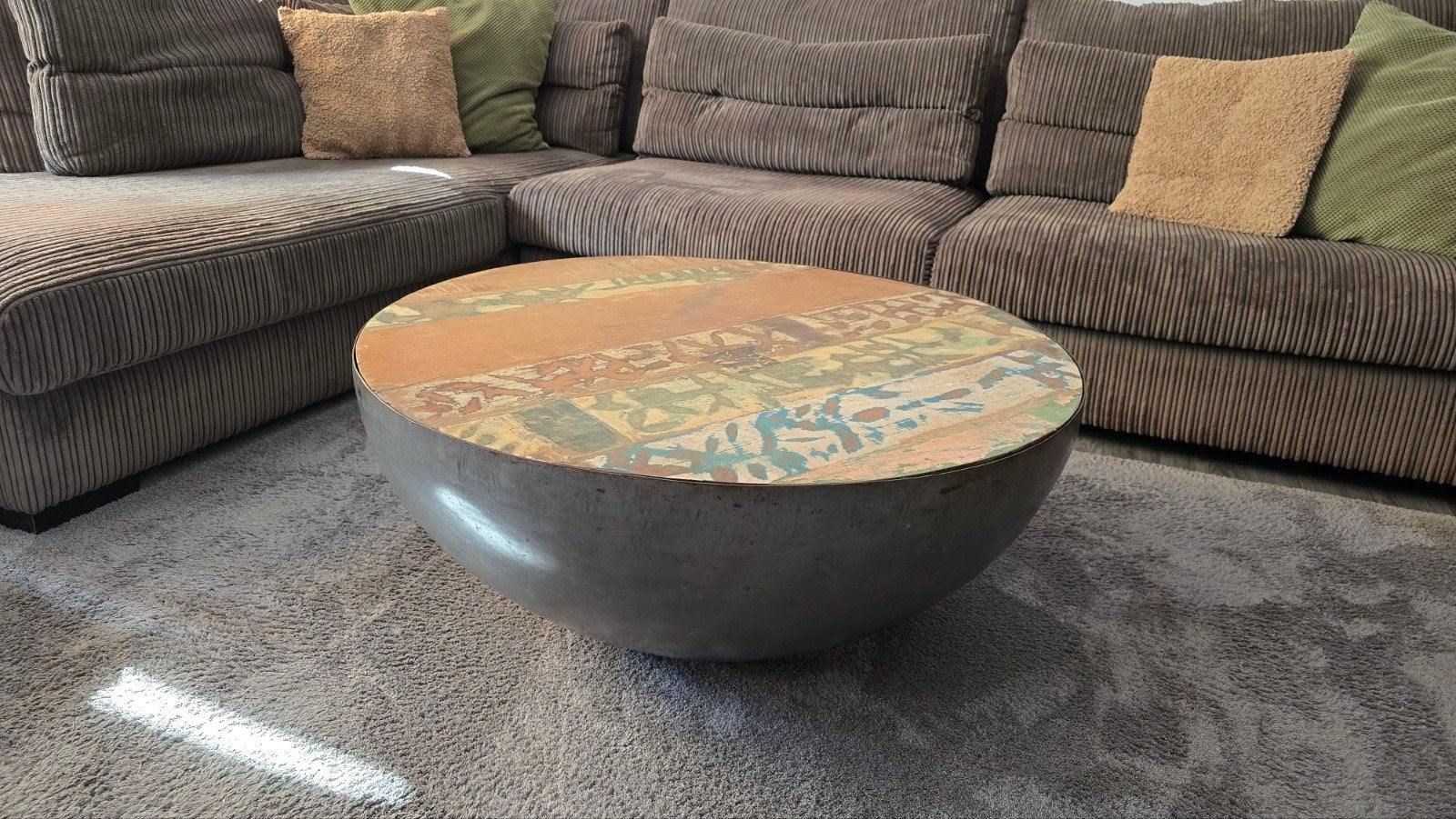 Unieke ronde salontafel met een stalen onderkant, Huis en Inrichting, Tafels | Salontafels, Gebruikt, 50 tot 100 cm, 50 tot 100 cm