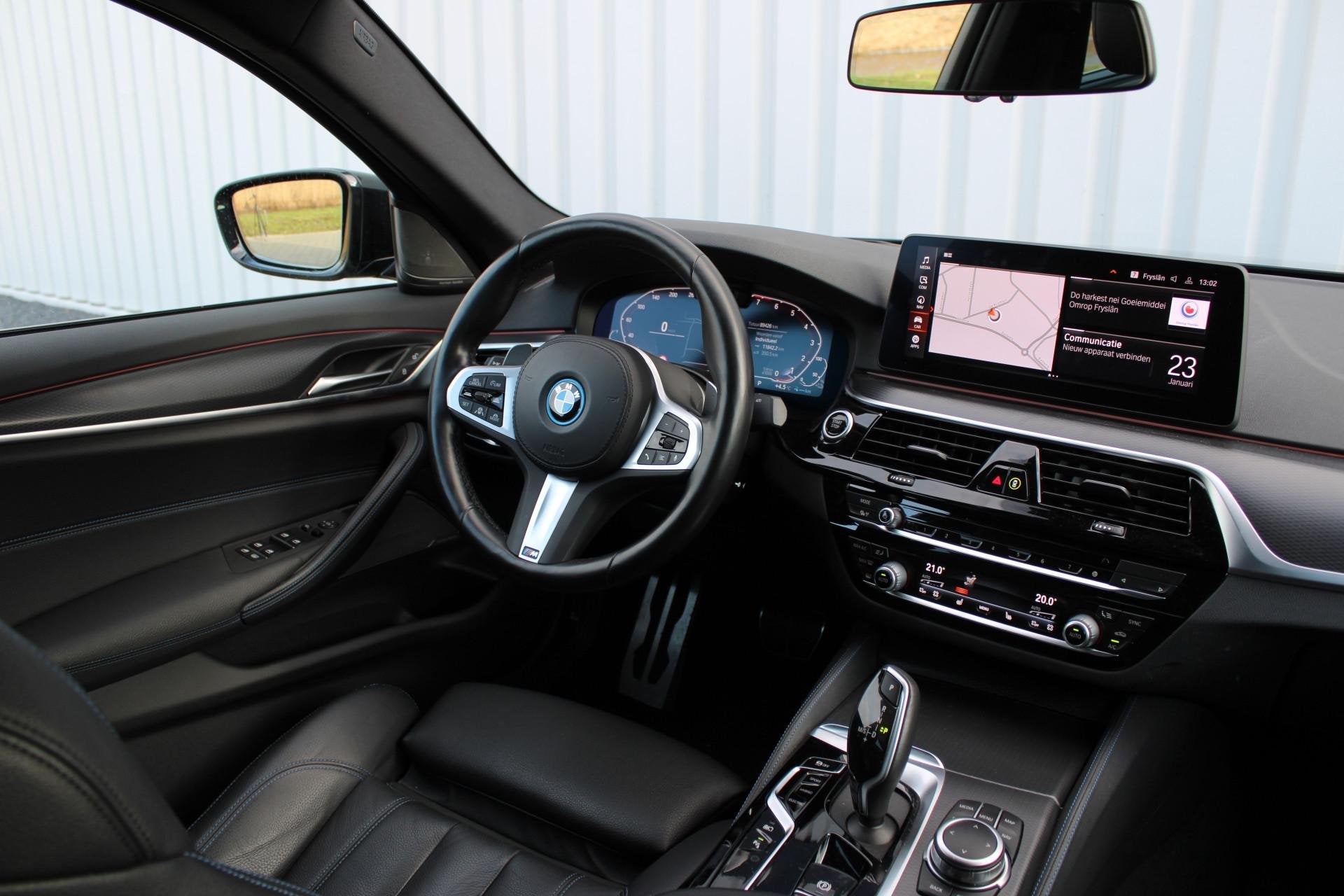 BMW 5-serie 545e xDrive M-sport black edition | Incl. 12 maa, Auto's, Gebruikt, 394 pk, 2000 kg, Zwart