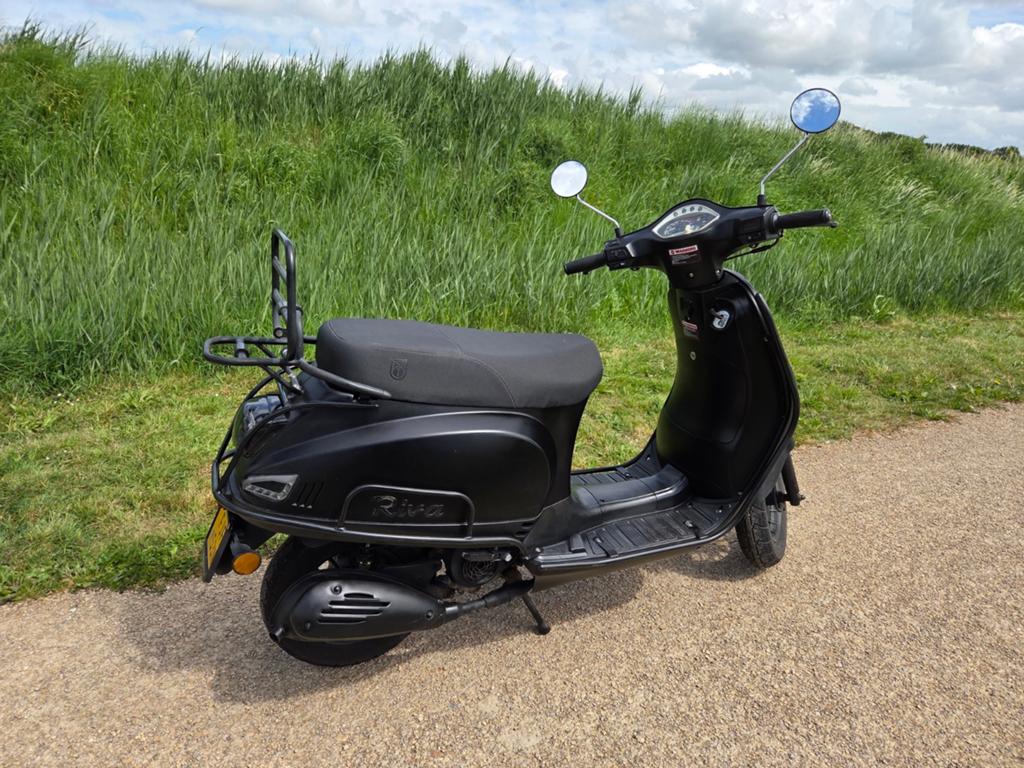 Btc riva bromscooter, Fietsen en Brommers, Scooters | Aprilia, Ophalen, Zo goed als nieuw, Benzine, Overige modellen