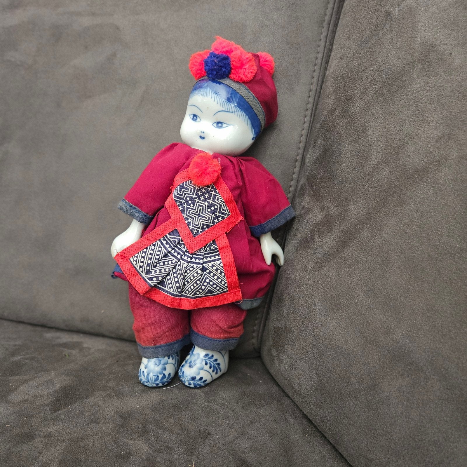 Vintage porseleinen pop in traditionele kleding, Verzamelen, Ophalen, Gebruikt, Pop