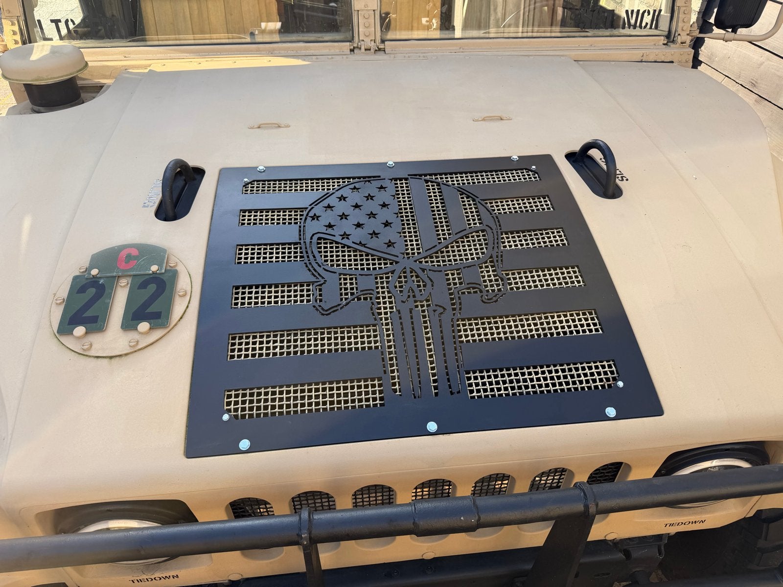 Punisher motorkap cover voor Humvee, Ophalen