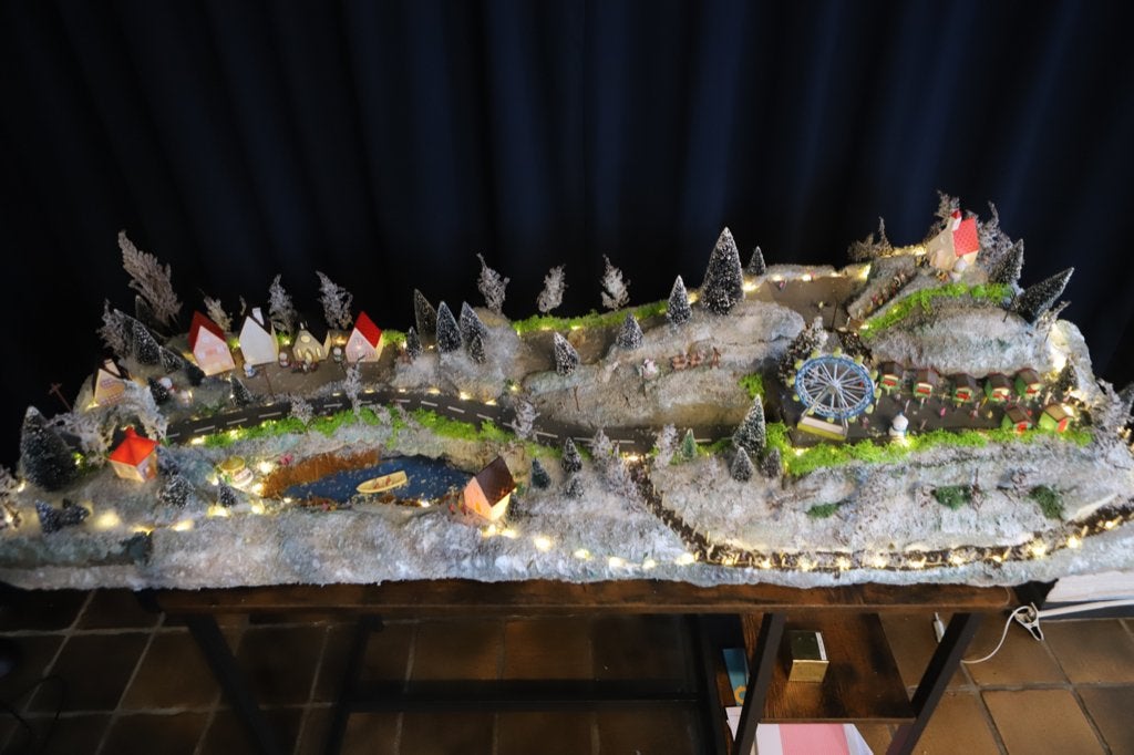 Leuk mini kerstdorp 150 bij 56 cm. compleet met huisjes e.d, Ophalen, Nieuw