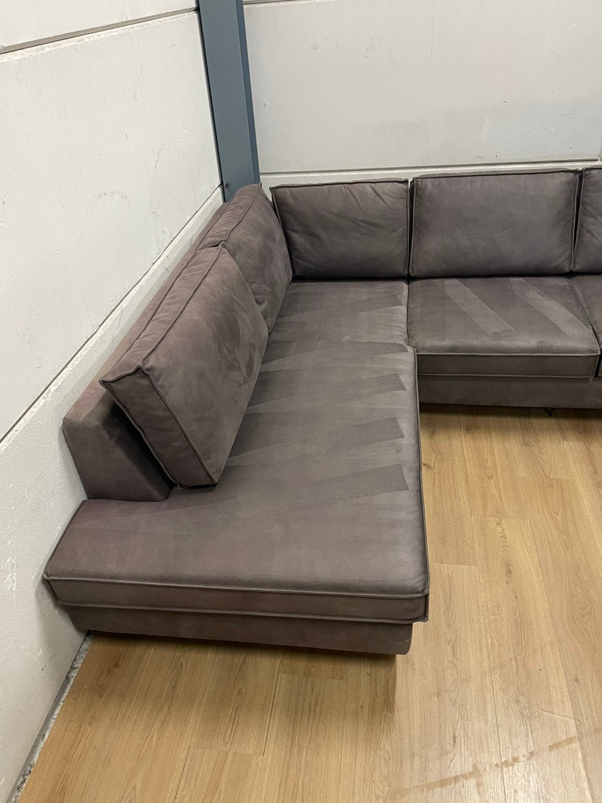 Mooie luxe suede taupe bruin grijze hoekbank - GEREINIGD!!!, Ophalen, 250 tot 300 cm, Luxe, Hoekbank