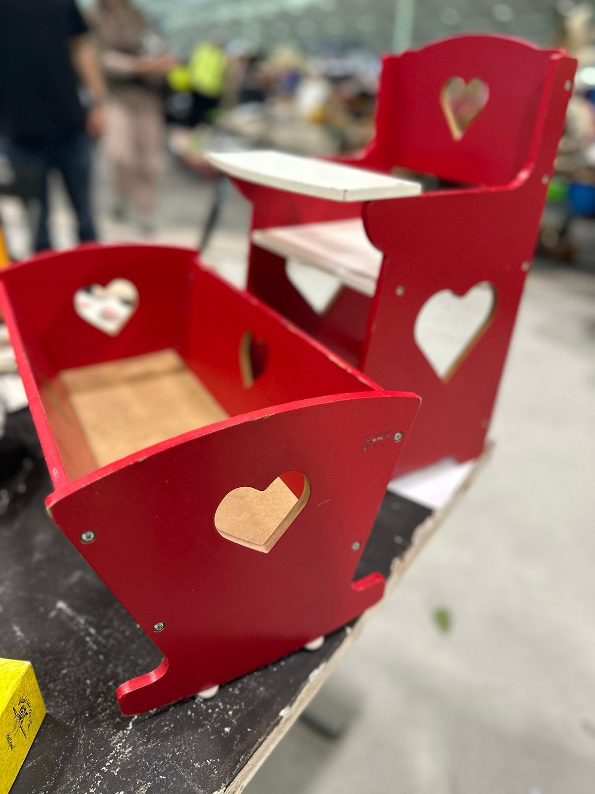 Rood houten poppenbedje en kinderstoel met hartjes, Ophalen, Gebruikt, Overige typen