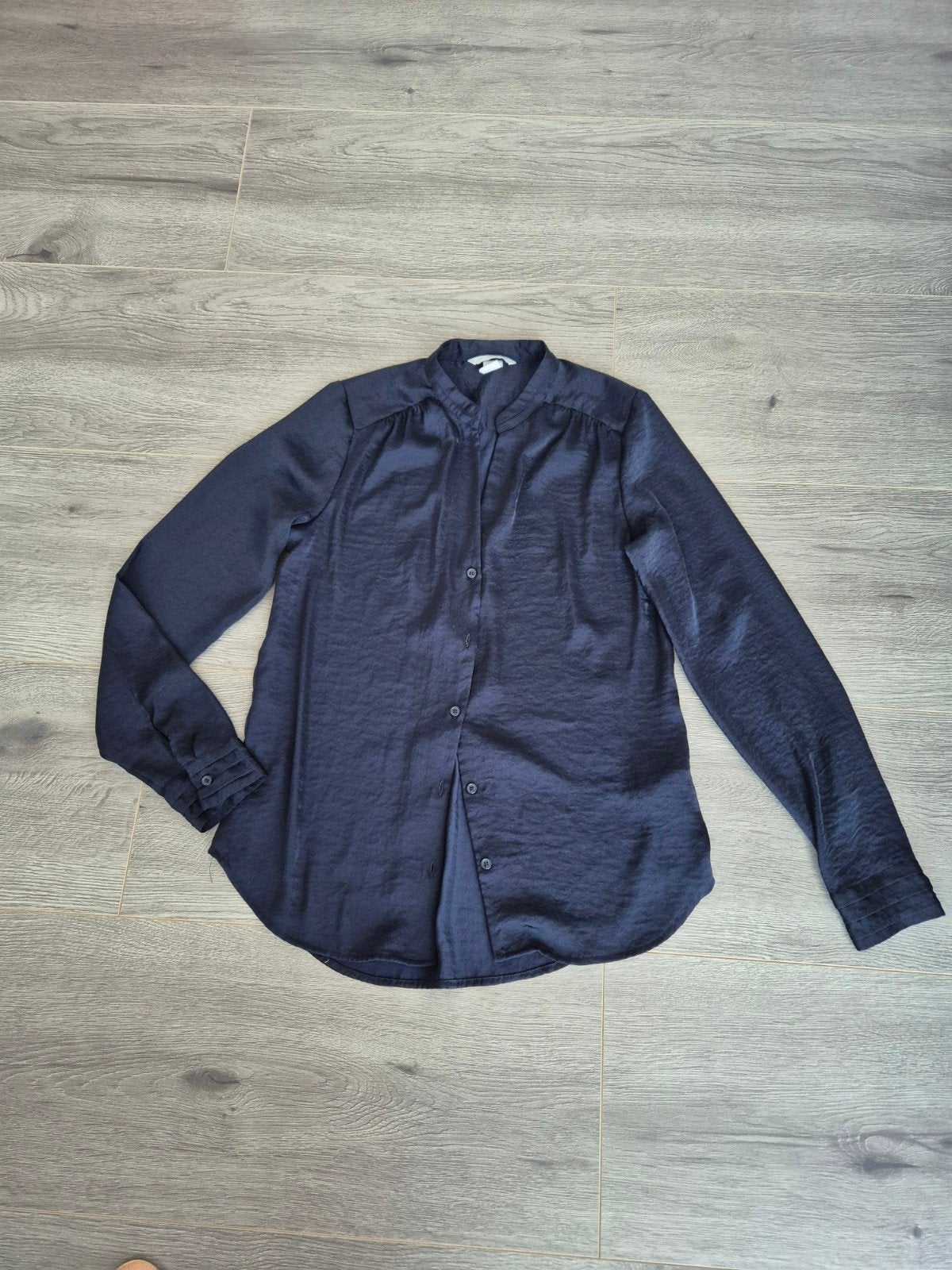 H&M Donkerblauwe Satin Look Blouse - Maat 36 (S), Kleding | Dames, H&M, Blauw, Ophalen of Verzenden, Zo goed als nieuw