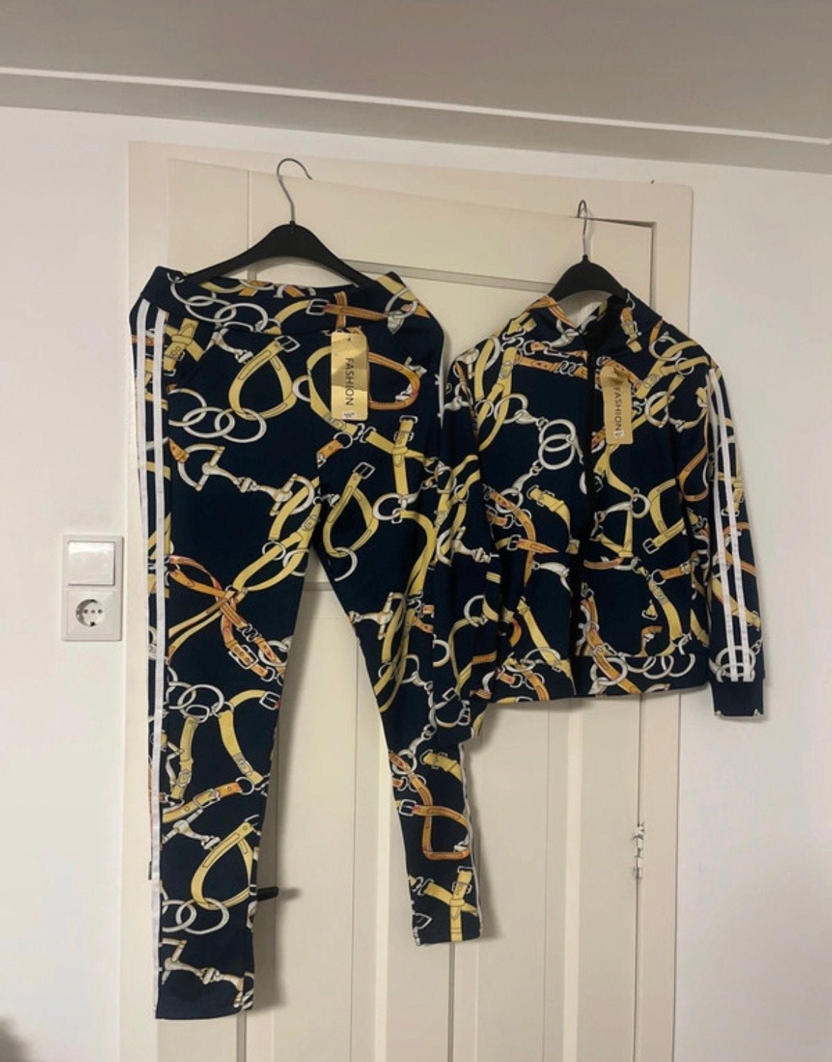 Trainingspak / Huispak met kettingprint - Maat S, Kleding | Dames, Huispakken, Ophalen of Verzenden, Nieuw, Maat 36 (S), Zwart