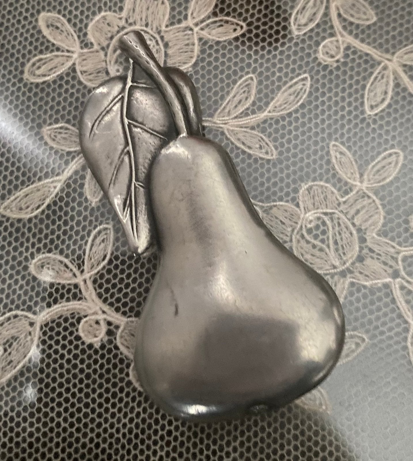 Vintage tinnen grote peer broche -6,5 cm lang, Sieraden, Tassen en Uiterlijk, Ophalen of Verzenden
