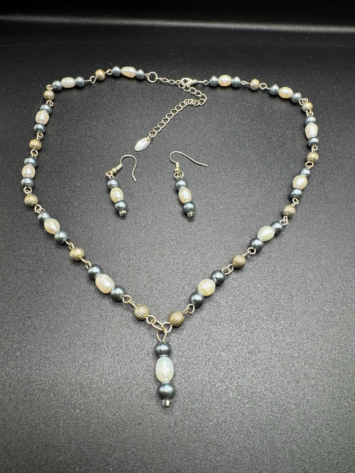 Parelketting en oorbellen set - Grijs en Wit, Sieraden, Tassen en Uiterlijk, Gebruikt, Verzenden, Grijs, Overige materialen
