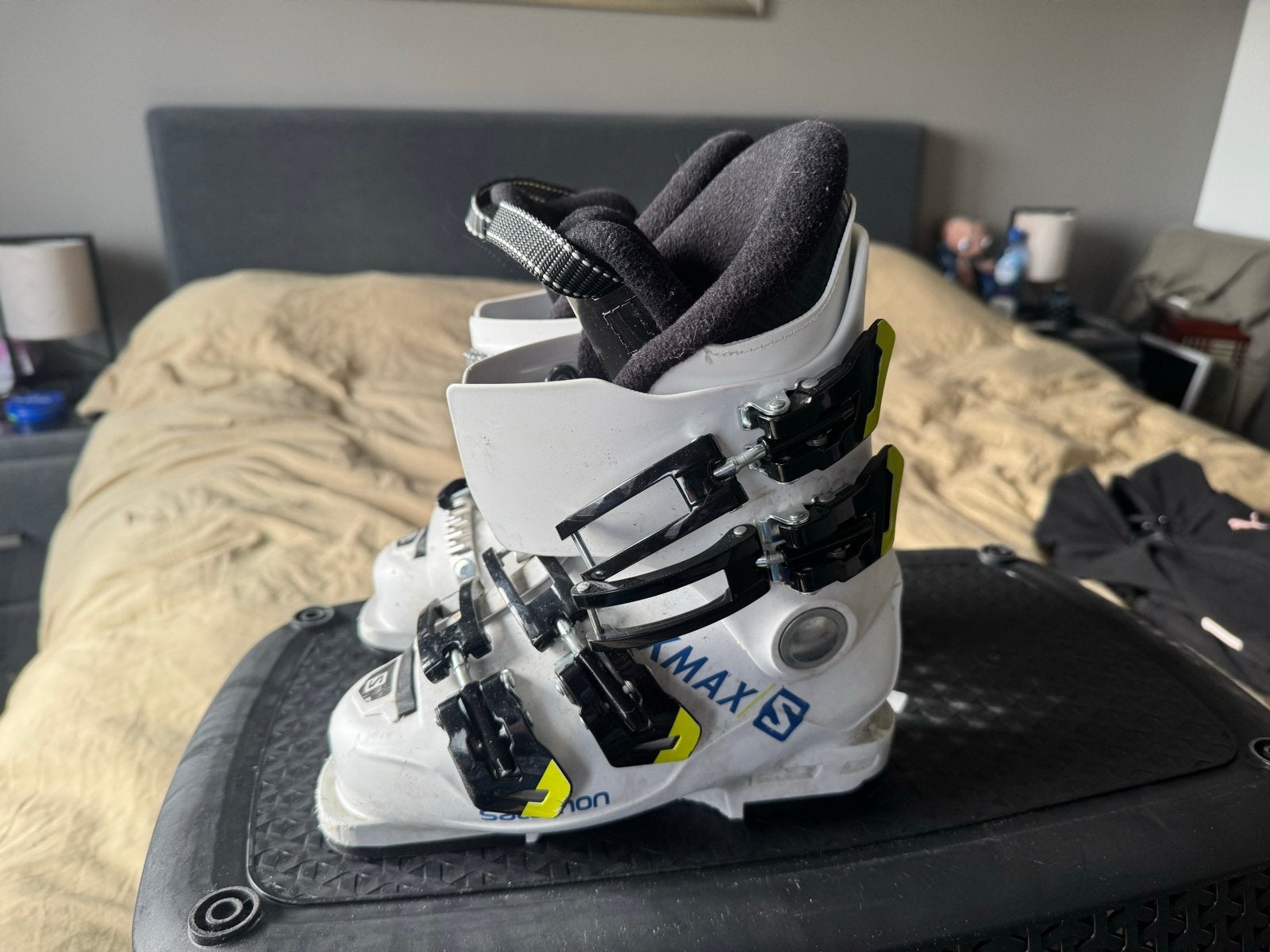 Salomon kinderskischoenen maat 235 mm (schoenmaat 31), Sport en Fitness, Schoenen, Zo goed als nieuw, Skiën, Salomon