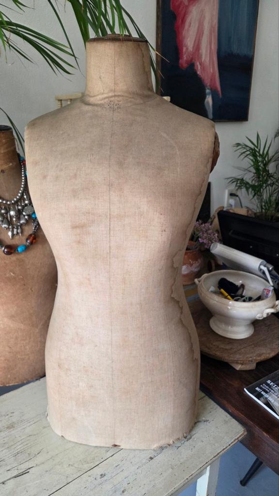 Antieke Franse paspop buste mannequin.
De paspop is 82 cm ho, Antiek en Kunst, Ophalen of Verzenden