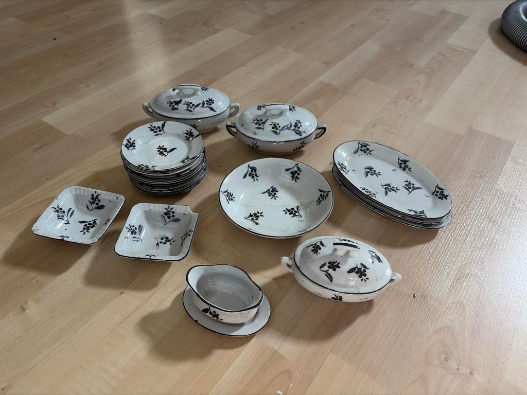 Antiek Kinder Servies uit 1930 - Compleet met Bloemmotief, Antiek en Kunst, Antiek | Servies compleet, Ophalen of Verzenden