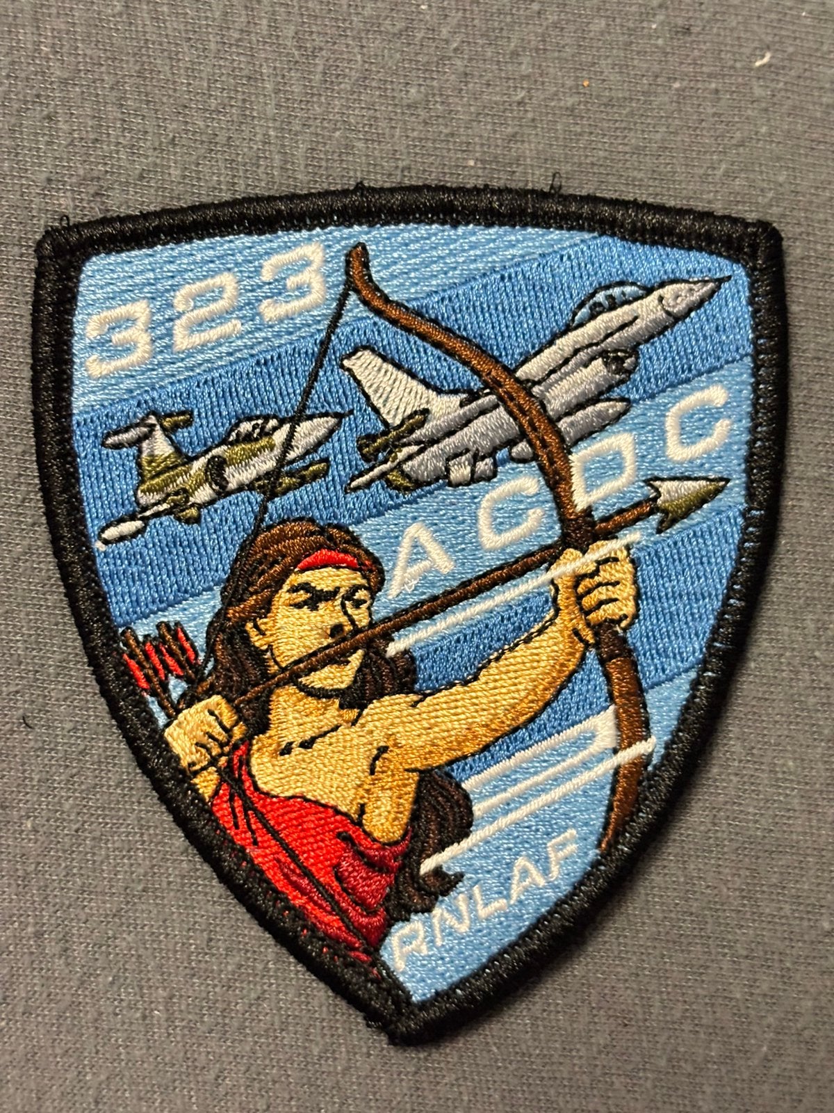 Embleem 323 SQN RNLAF ACDC, Verzenden, Luchtmacht, Nederland, Embleem of Badge