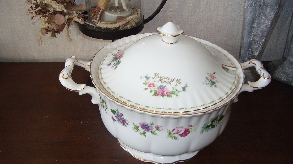 Royal albert flower of the month soepterrine, Ophalen of Verzenden, Zo goed als nieuw, Porselein, Kop en/of schotel