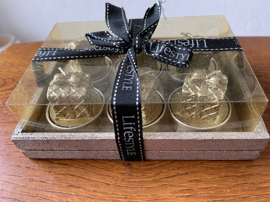 6 Waxinelichtjes Kleur: Goud "Pakjes & Strik" Nieuw in Doos, Ophalen of Verzenden, Nieuw, Overige materialen