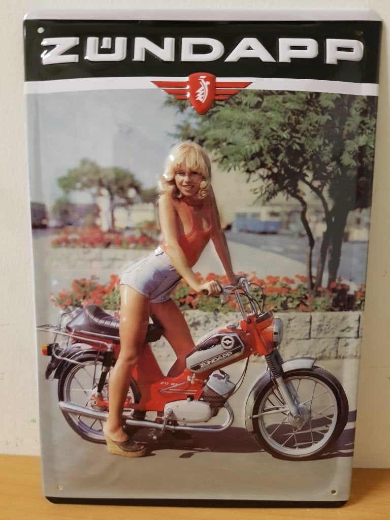 Zundapp Rode Brommer Vrouw relief metalen reclamebord deco, Ophalen of Verzenden, Nieuw, Auto's